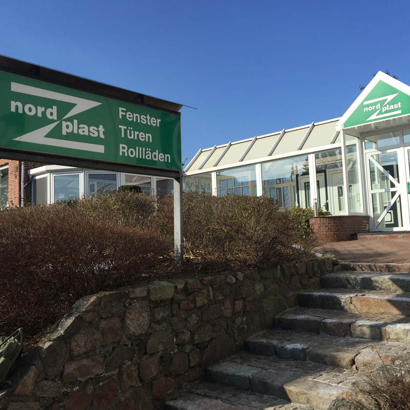 Treppe zum Eingang Nordplast