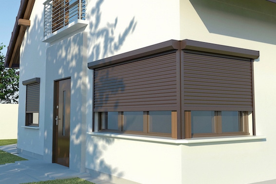 Vorbau-Rollläden braun Weißes modernes Haus mit grauen Fenstern und Rollläden