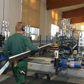 Mitarbeiter an Schweißmaschine