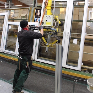 Mitarbeiter am Fenster