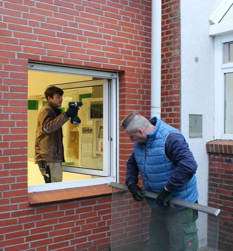 Monteure bauen Fenster ein