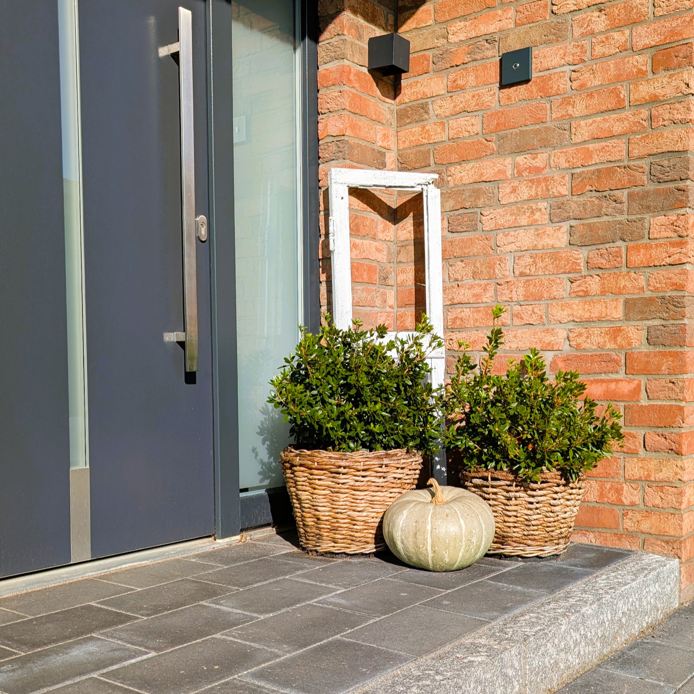 Eingangstür weiß mit Glaseinsätzen