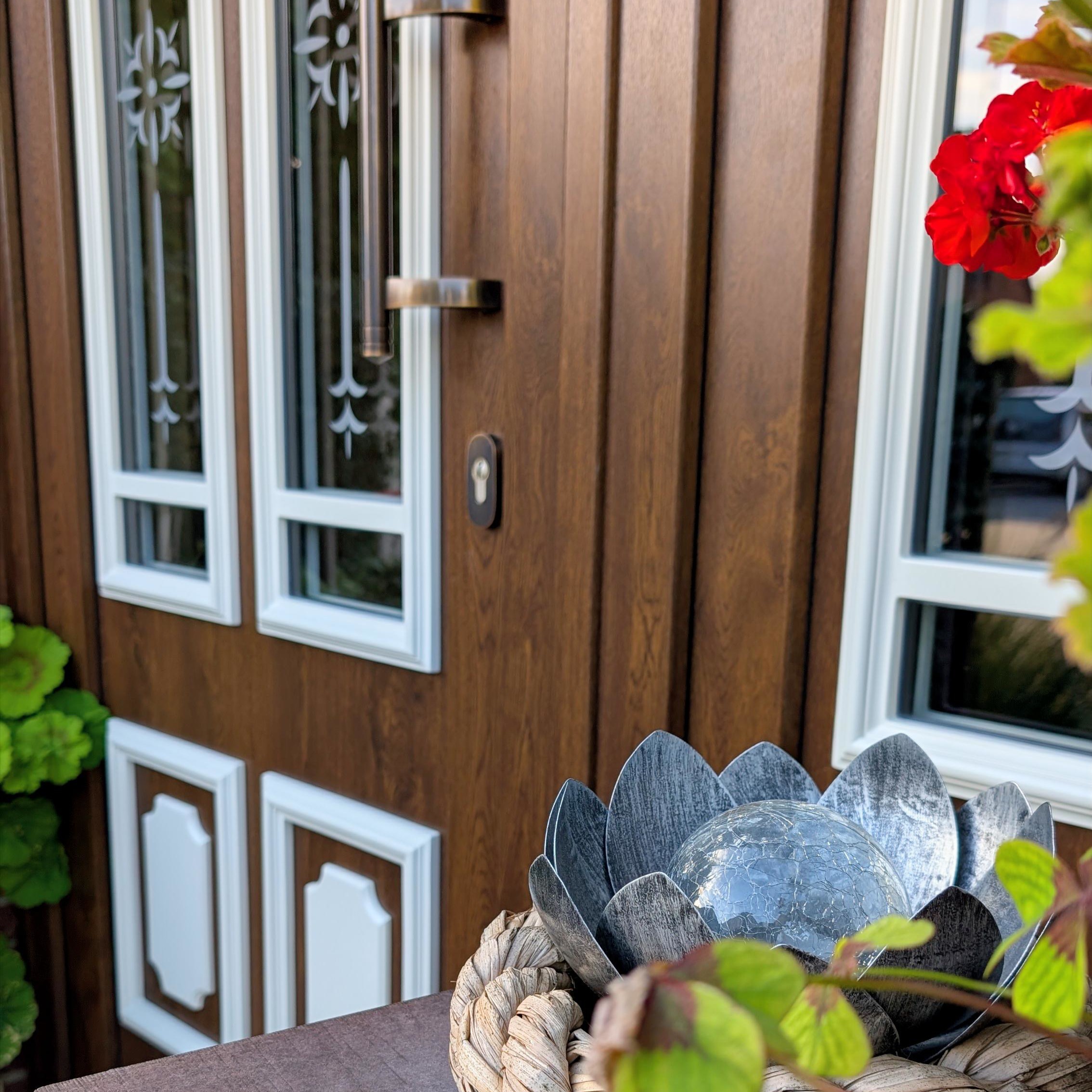 Eingangstür weiß mit Glaseinsätzen