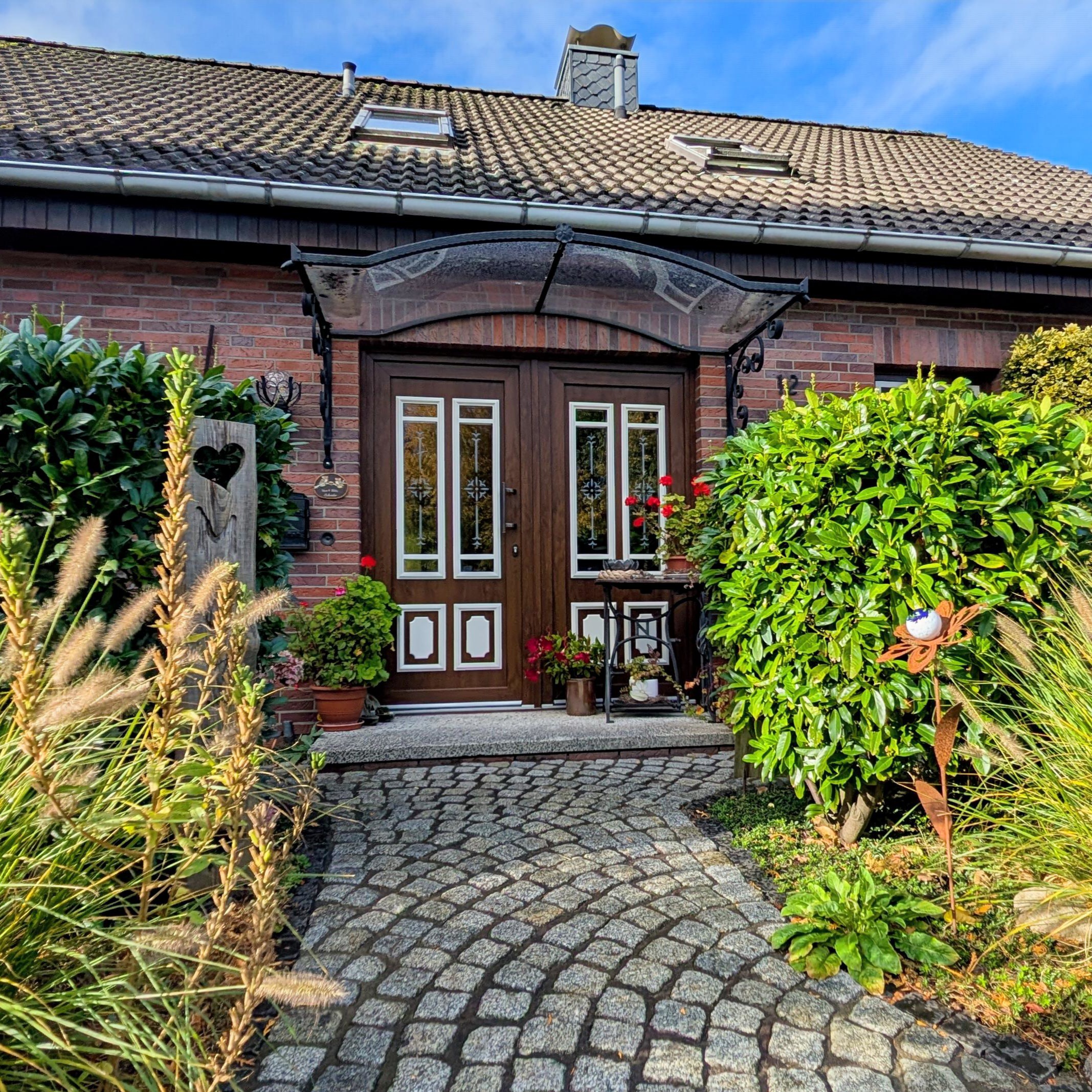 Eingangstür weiß mit Glaseinsätzen