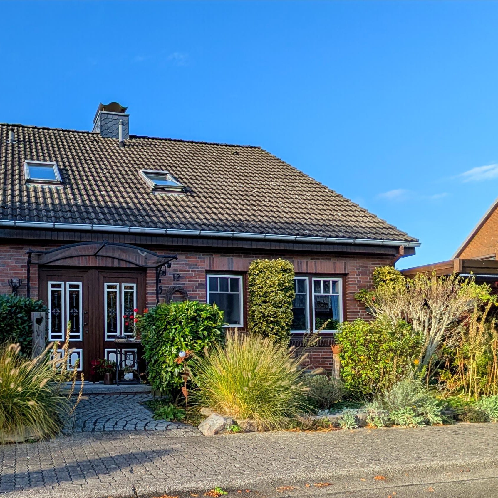 Eingangstür weiß mit Glaseinsätzen