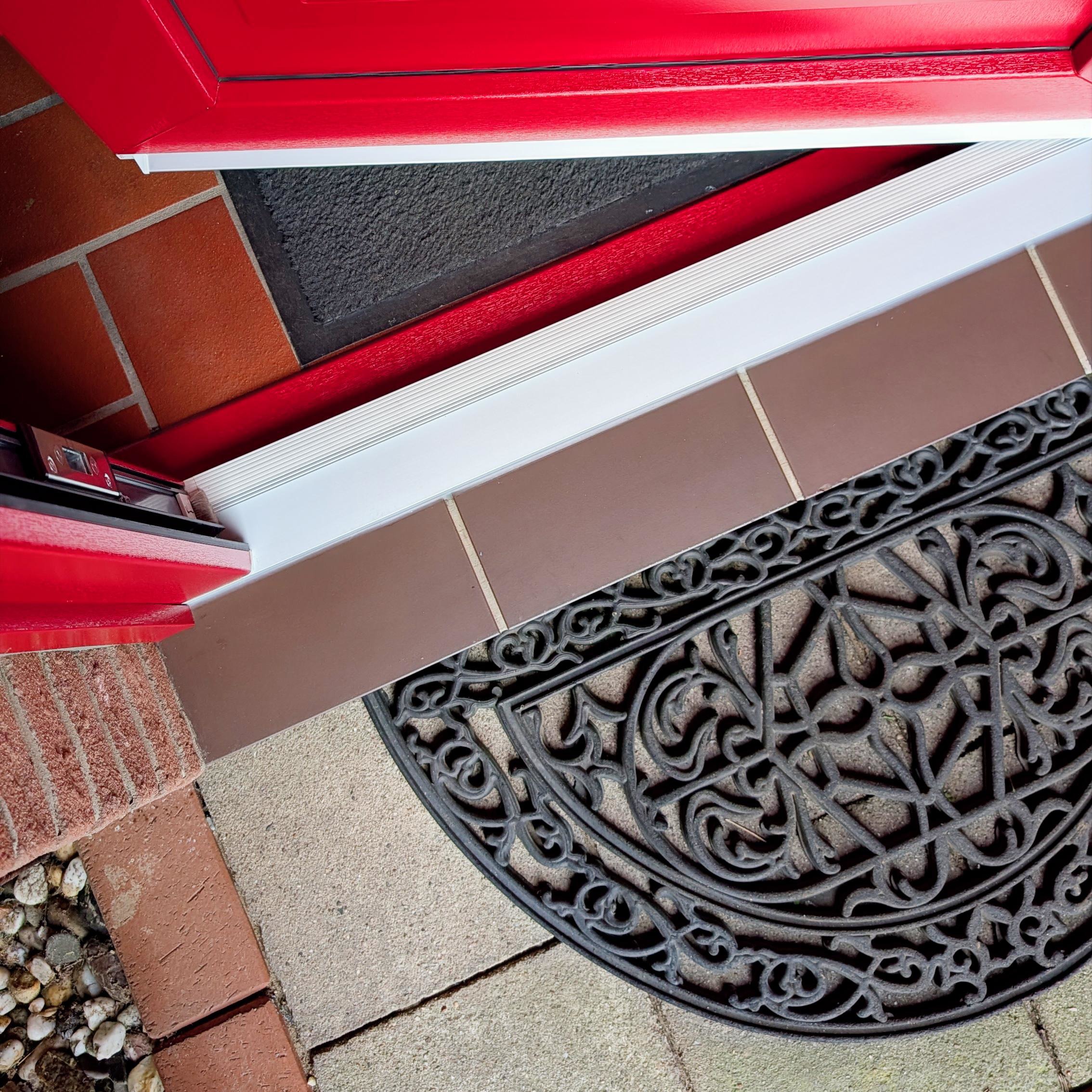 Eingangstür weiß mit Glaseinsätzen