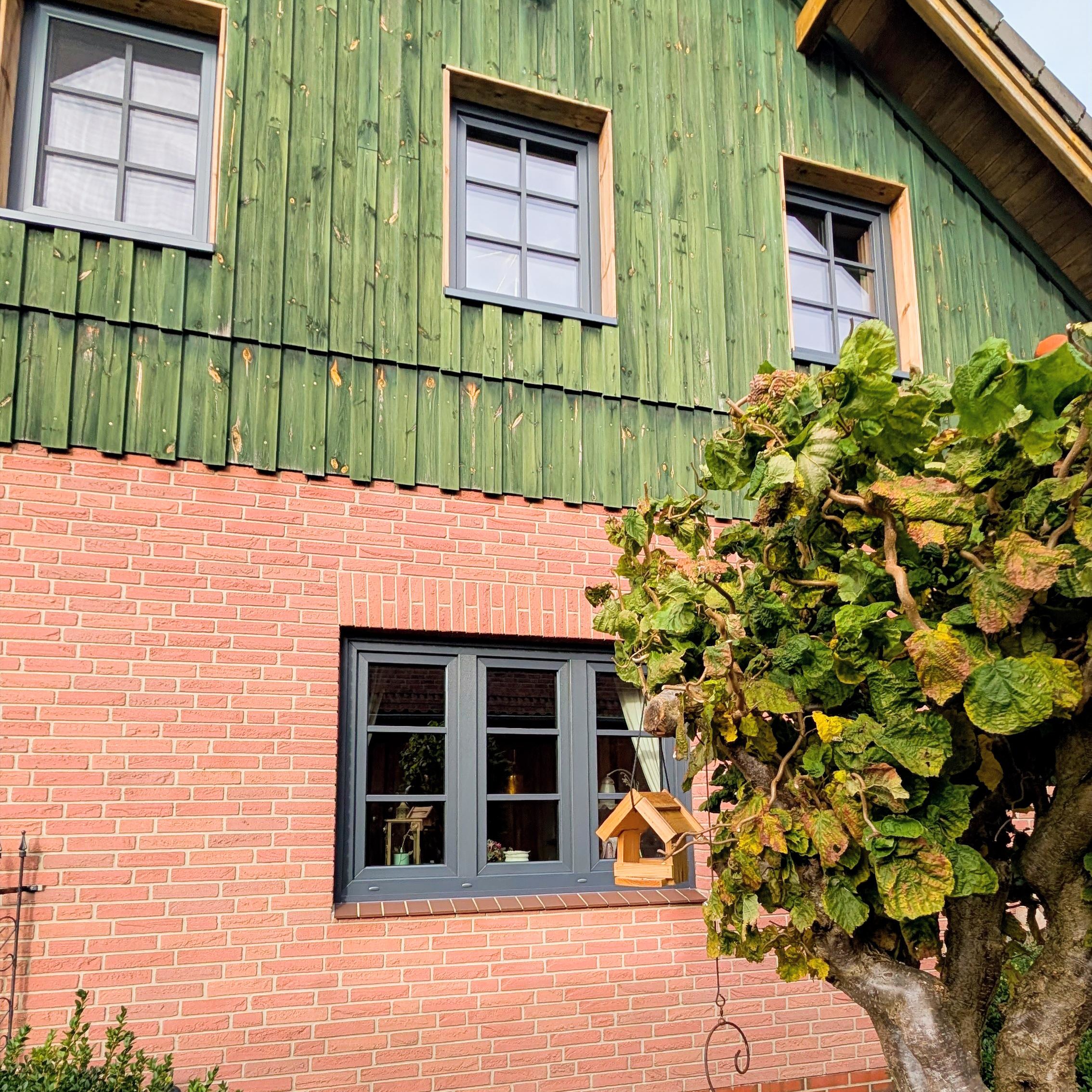 Stadtvilla heller Klinker mit Giebel und weißen Fenstern