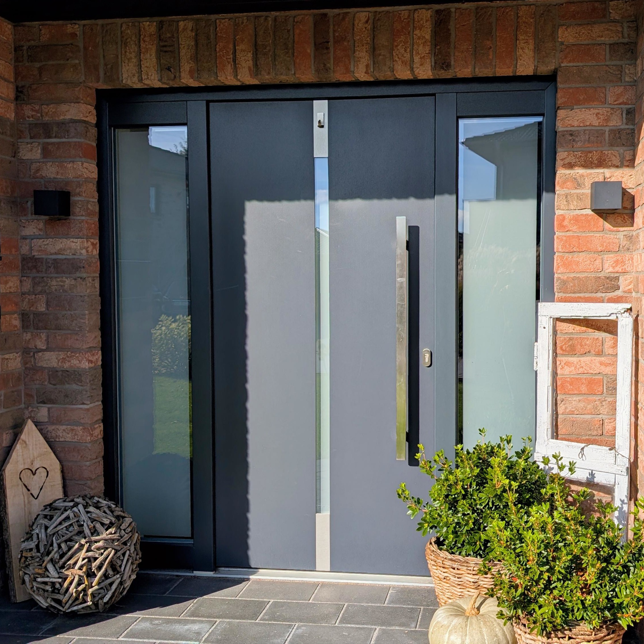 Eingangstür weiß mit Glaseinsätzen