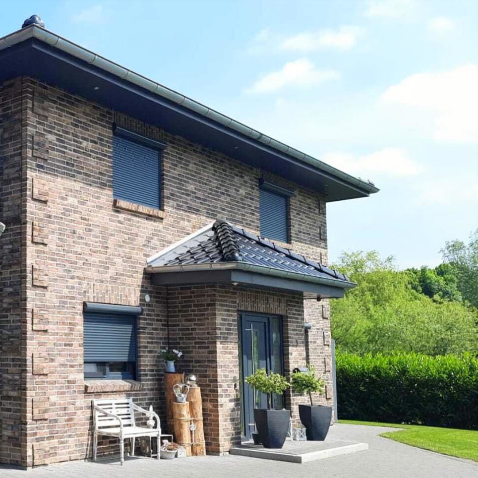 Klinkerbaus mit Vorbau-Rollladen