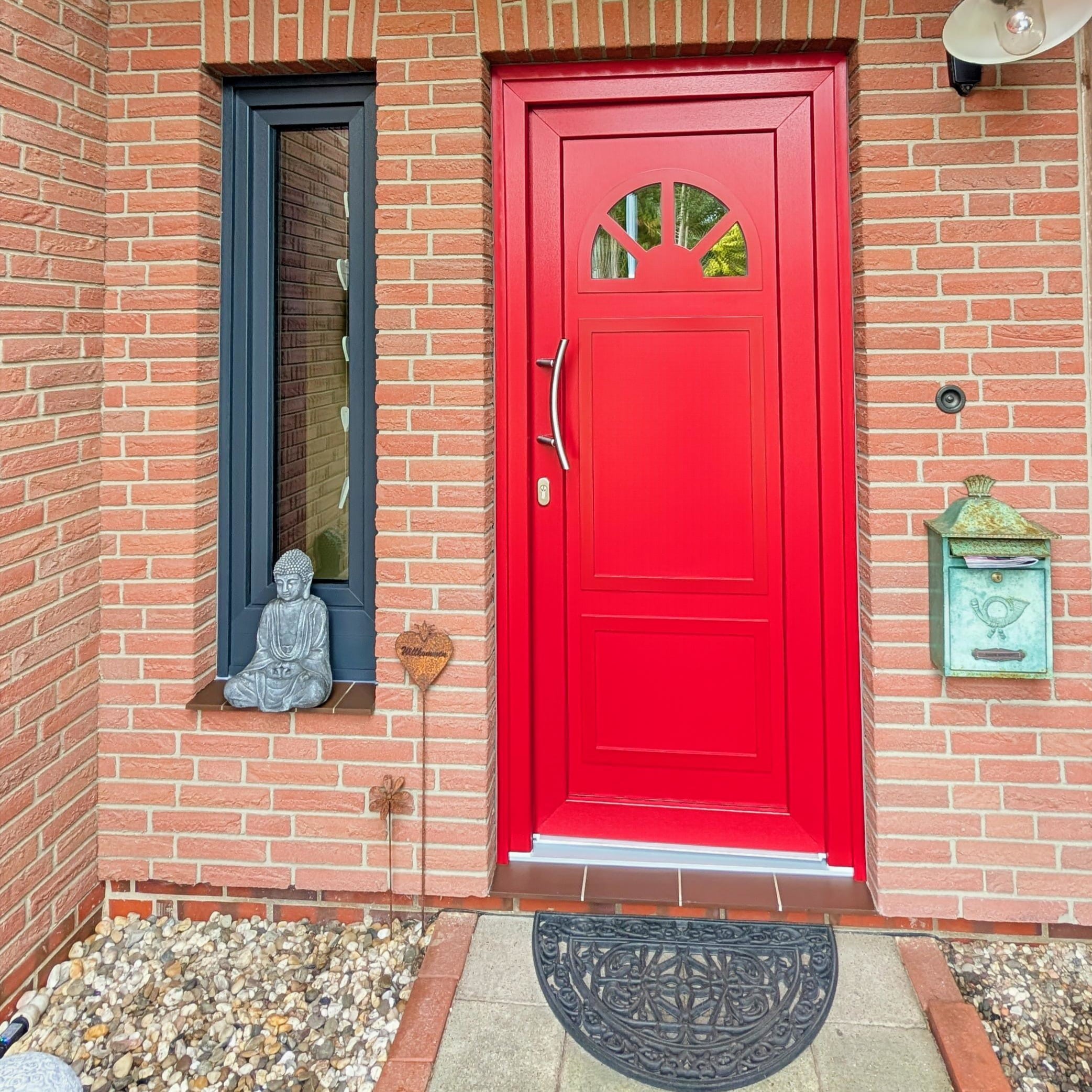 Eingangstür weiß mit Glaseinsätzen