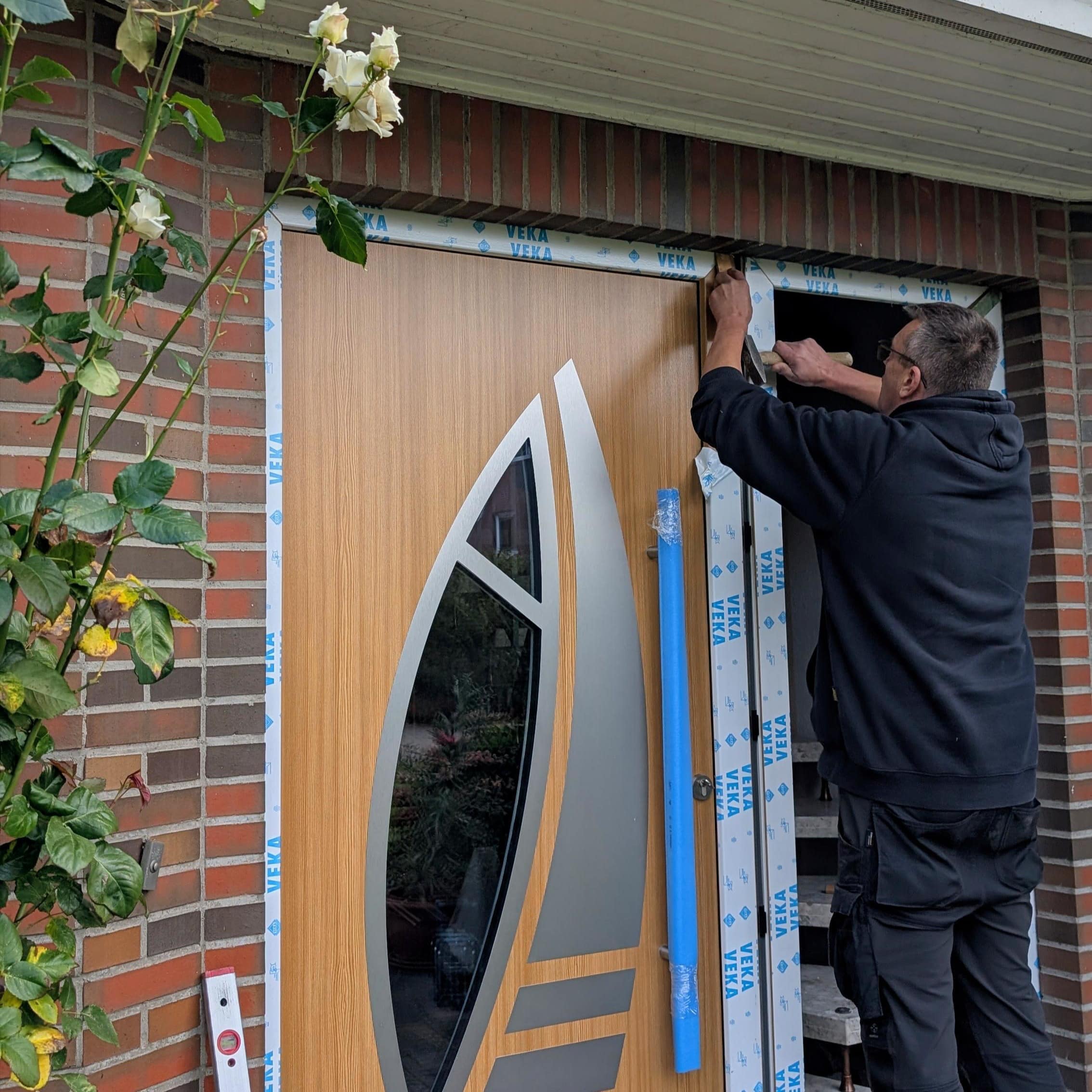 Eingangstür weiß mit Glaseinsätzen
